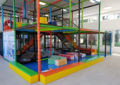 kleurrijke speeltuin met veel spelelementen